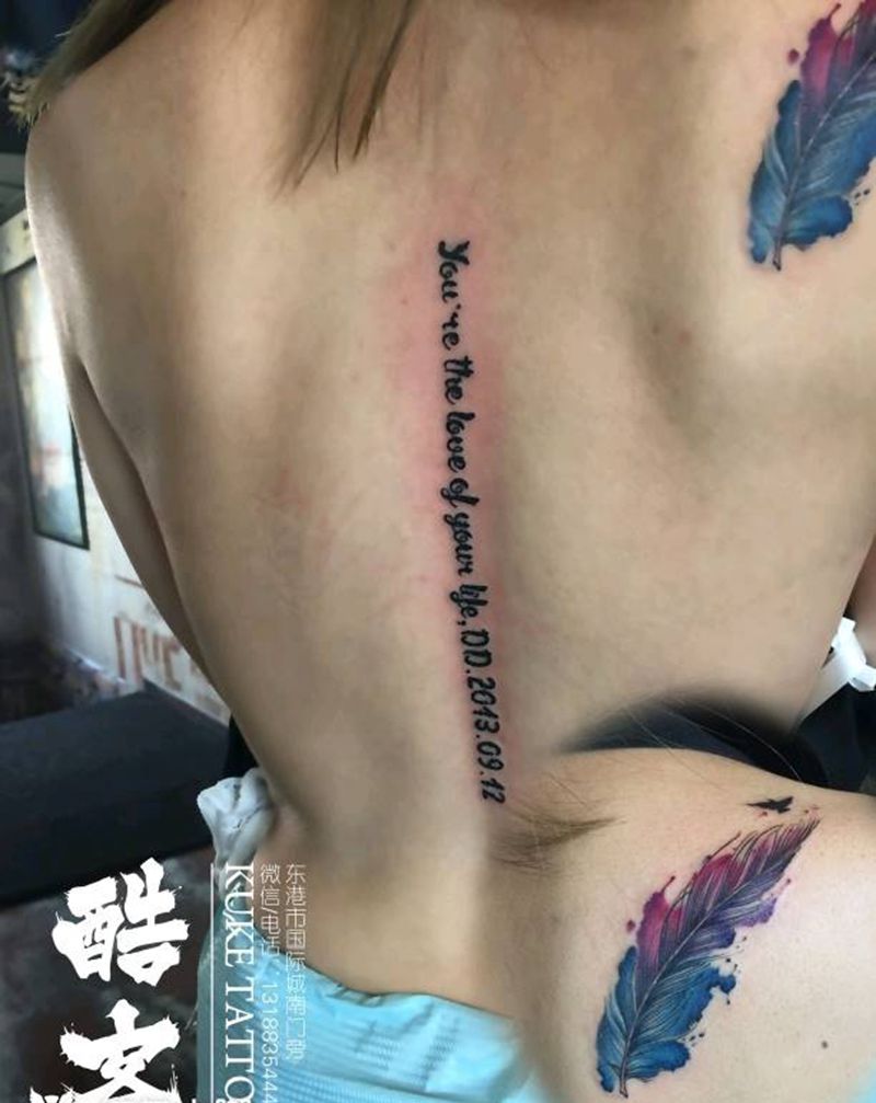 字母羽毛纹身图片