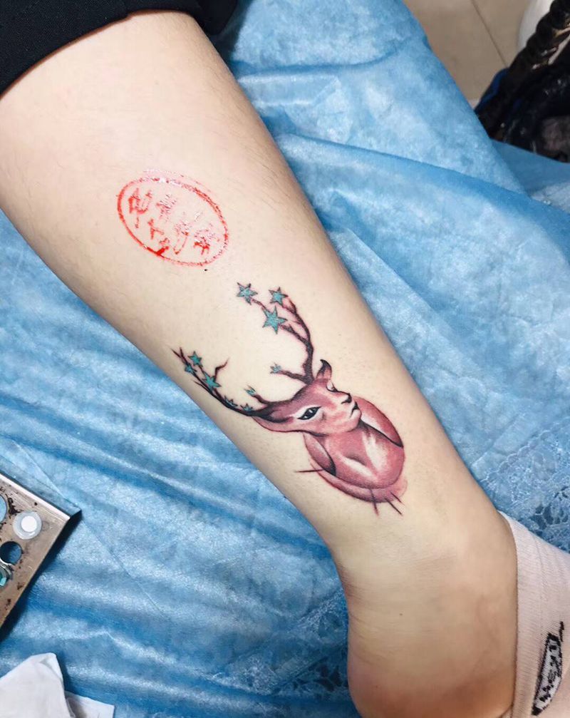鹿纹身图片_腿部水墨纹身图案