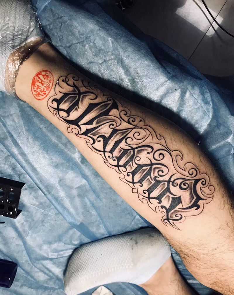 花体字纹身图片_腿部纹身图案