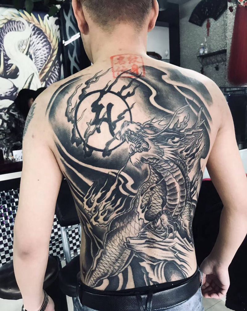 麒麟纹身图片_背部老传统纹身图案