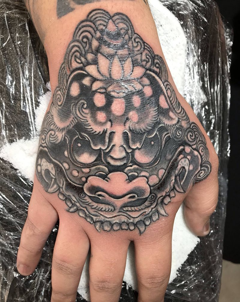 手背唐狮纹身图片_手部老传统纹身图案