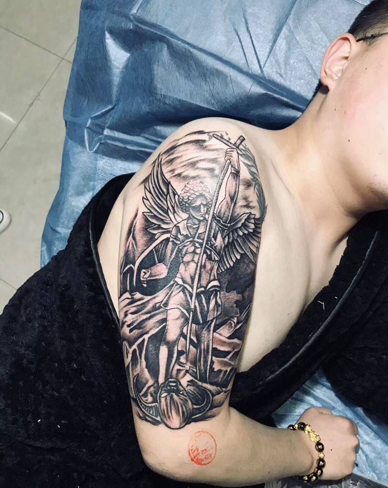 欧美纹身图片_肩部欧美写实纹身图案