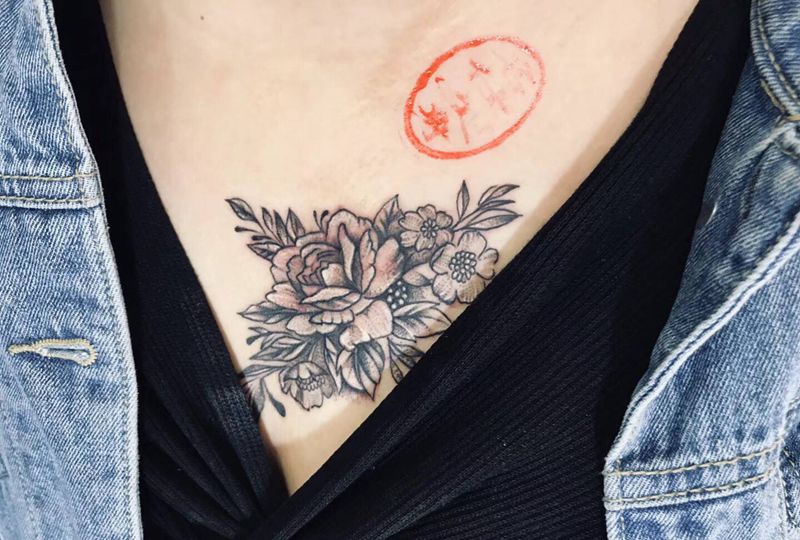 素花纹身图片_胸部纹身图案