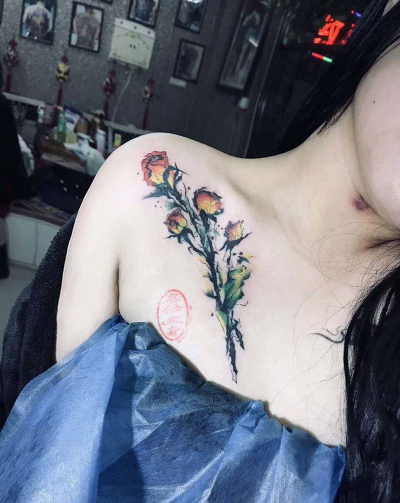 水墨风格花纹身图片_颈部纹身图案