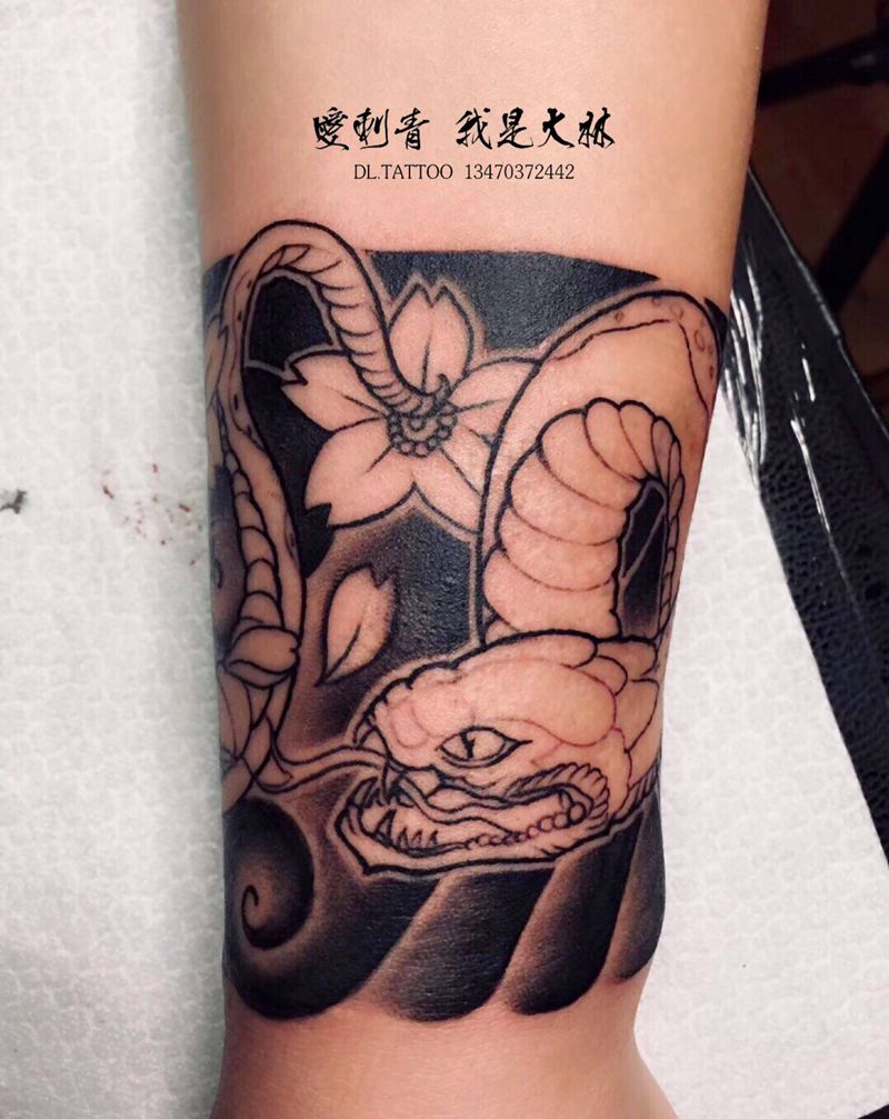 彩色遮盖烟疤，未完成纹身图片_手臂纹身图案