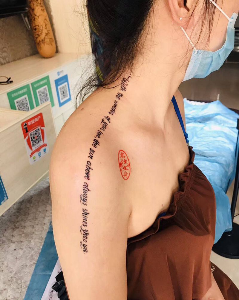 英文纹身图片_颈部肩部纹身图案