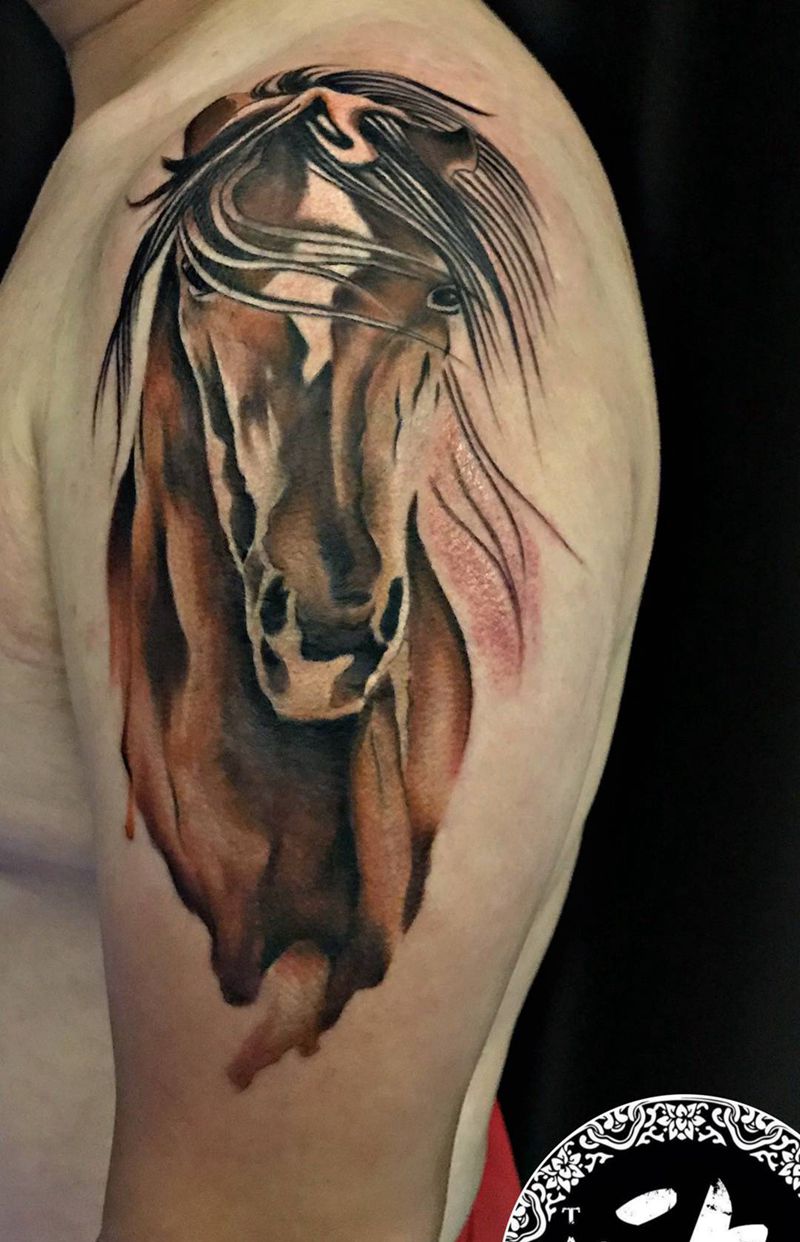 马纹身图片_肩部水彩马纹身图案