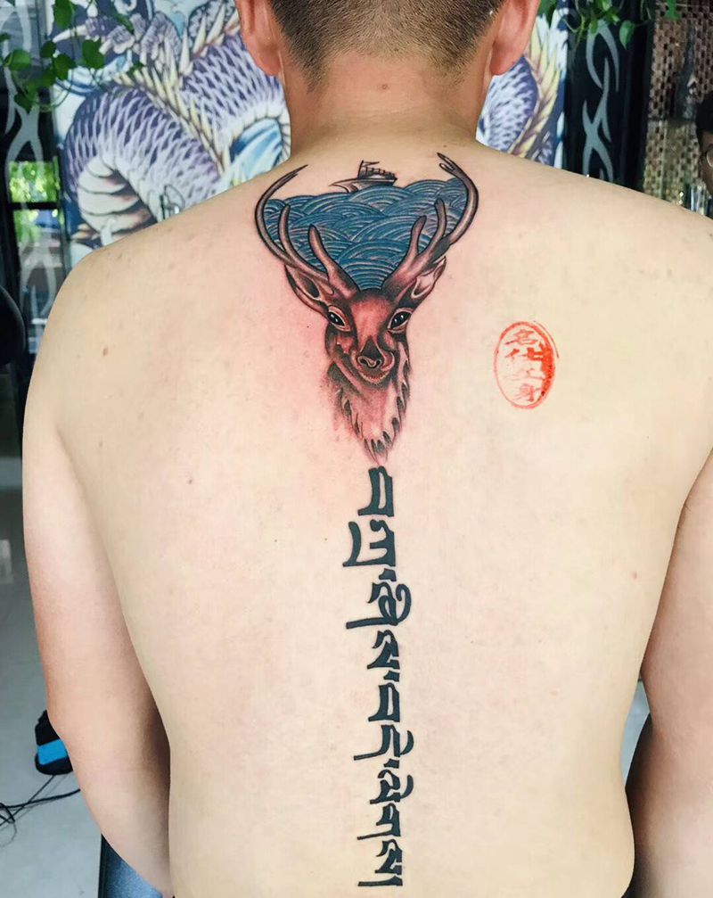 鹿纹身图片_背部纹身图案