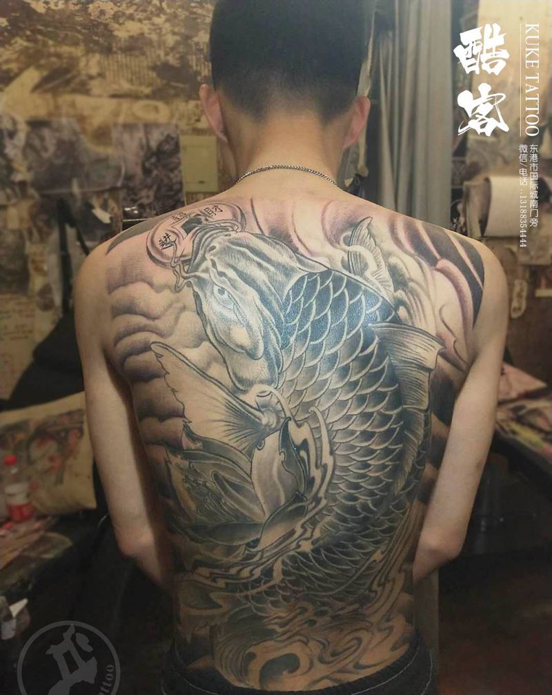 鲤鱼纹身图片_背部老传统纹身图案