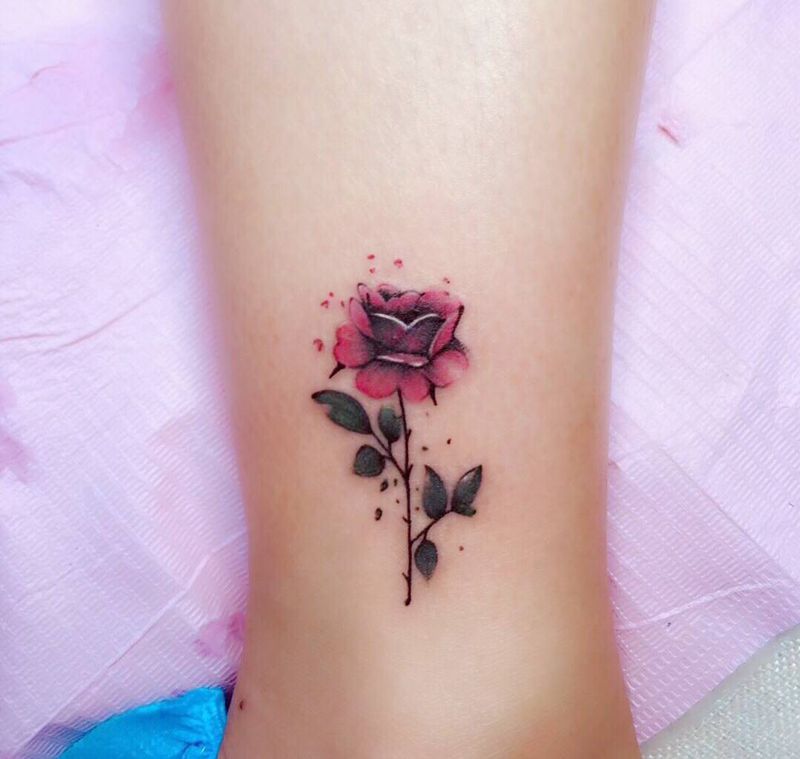 没名字纹身图片_腿部纹身图案