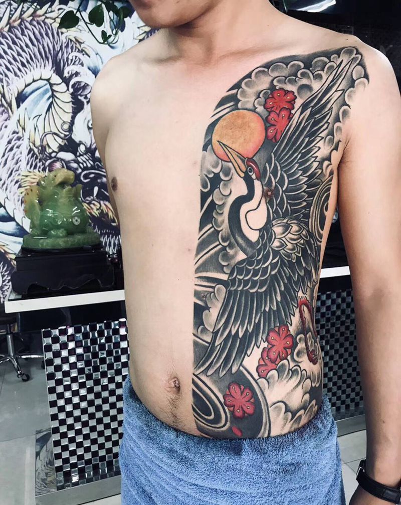 开衫纹身图片_胸部纹身图案