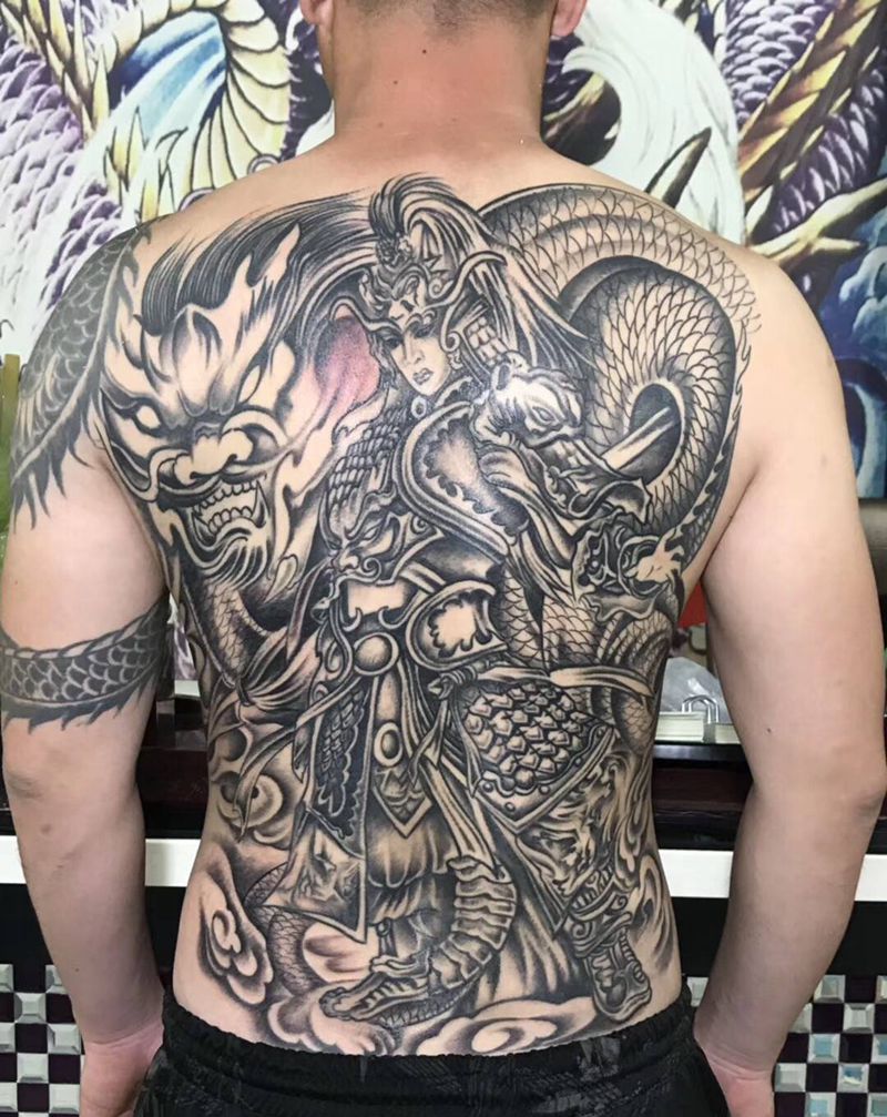 赵云纹身图片_背部纹身图案