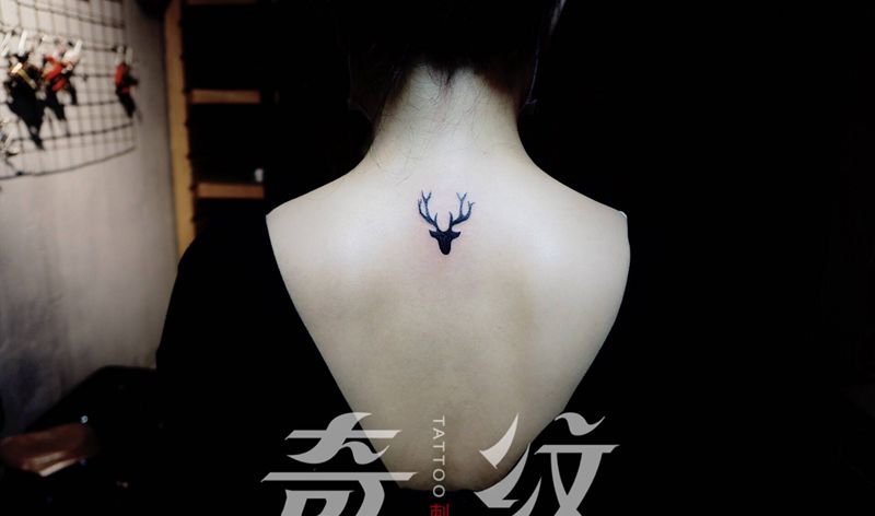 鹿纹身图片_颈部纹身图案