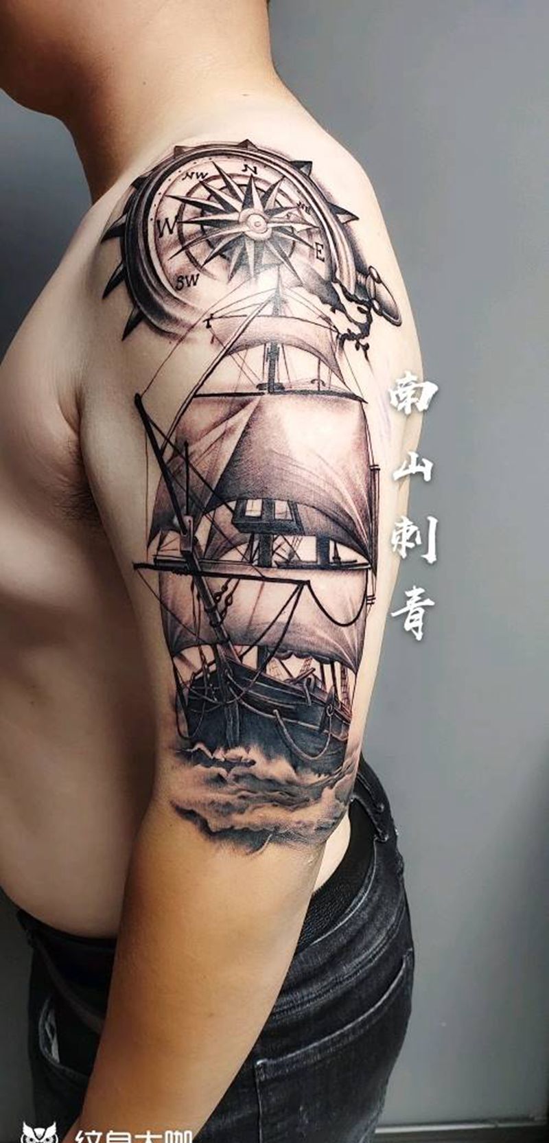 帆船纹身图片_肩部手臂欧美写实点刺船纹身图案