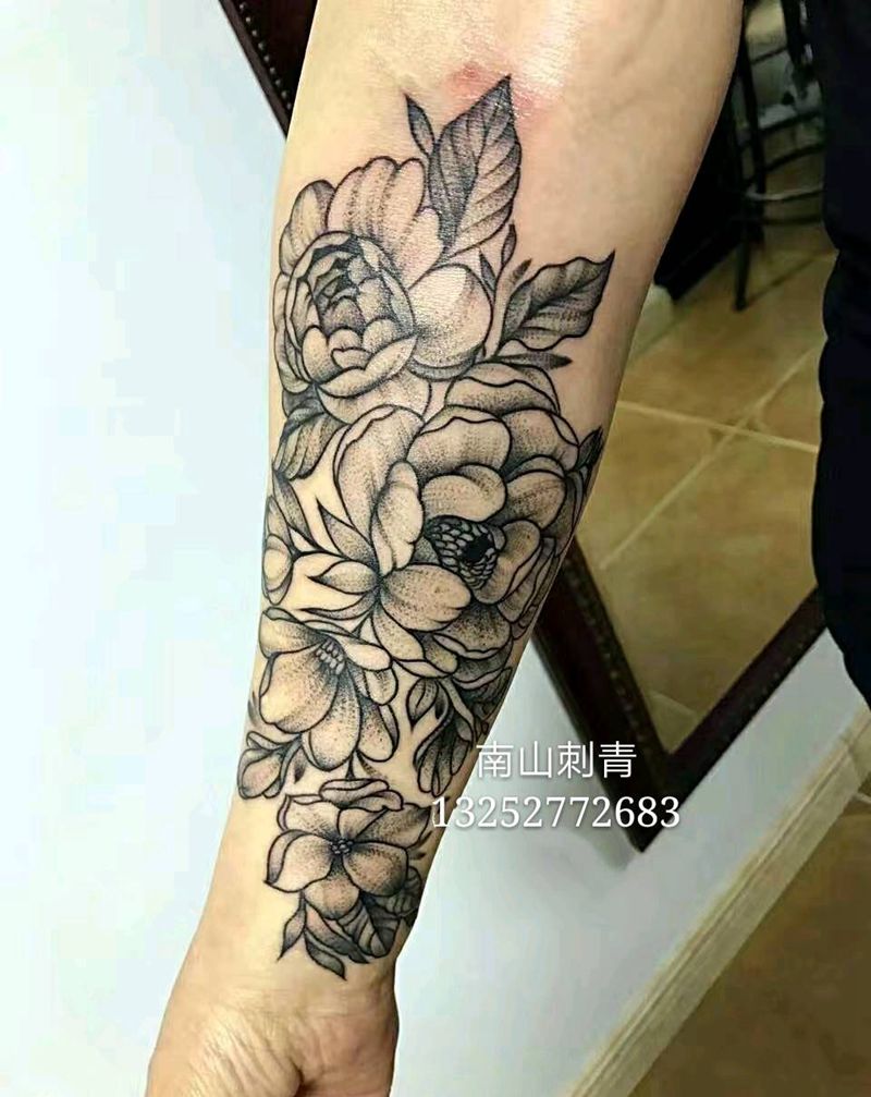 素花纹身图片_手部手臂点刺New School纹身图案