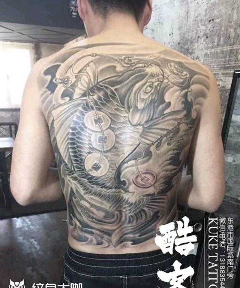 满背鲤鱼纹身图片