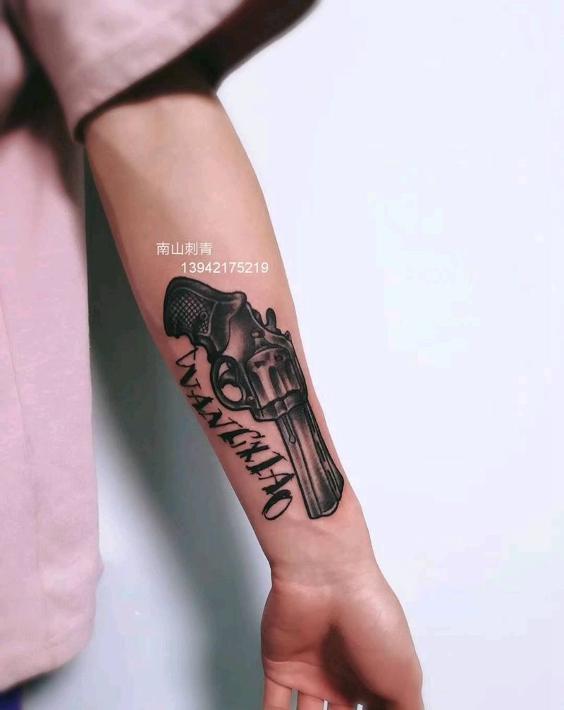 手枪纹身图片_手部手臂Old SchoolNew School纹身图案