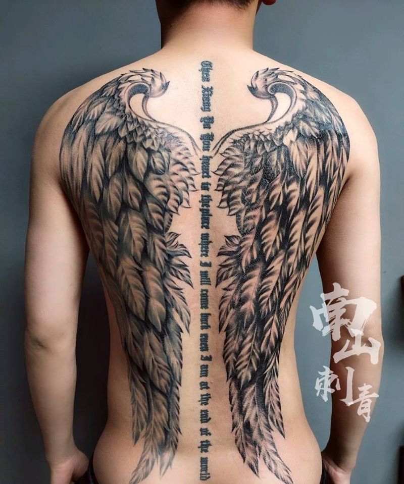 翅膀纹身图片_背部胸部点刺纹身图案