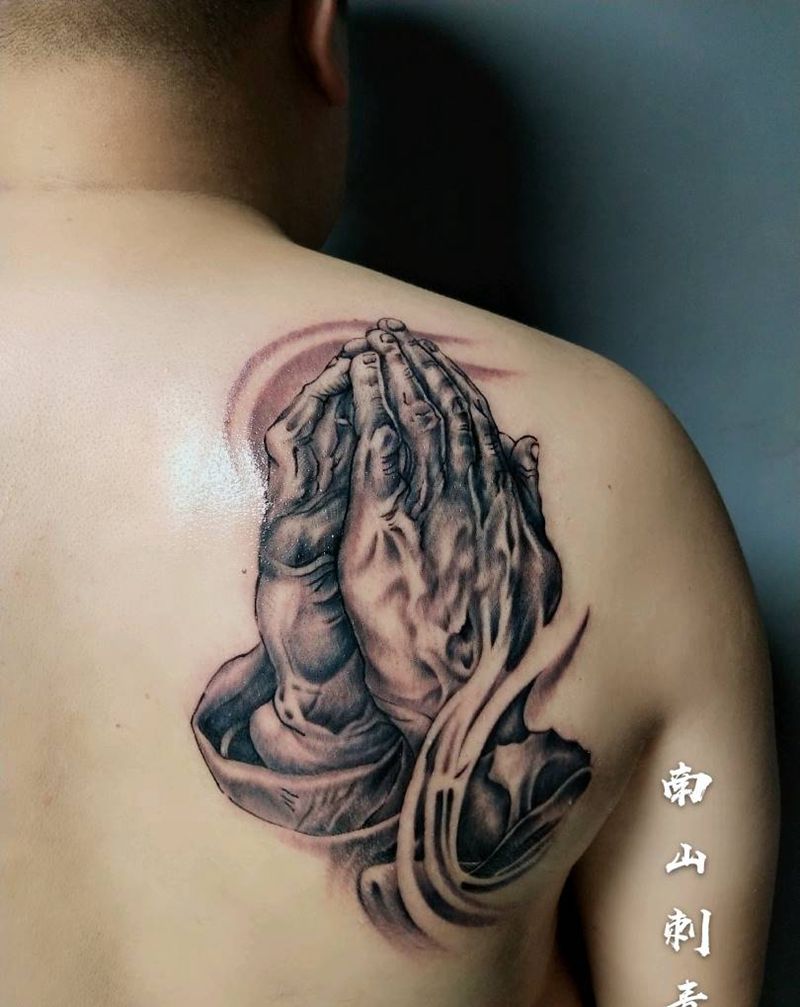 祈祷之手纹身图片_肩部背部欧美写实点刺纹身图案