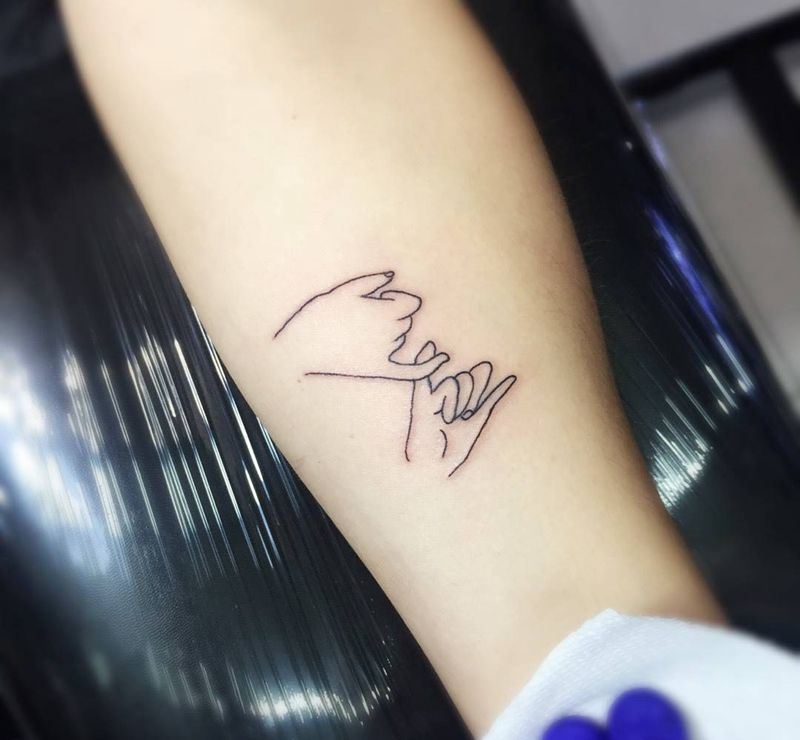 勾勾手纹身图片