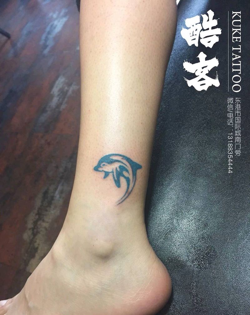 脚踝小海豚纹身图片