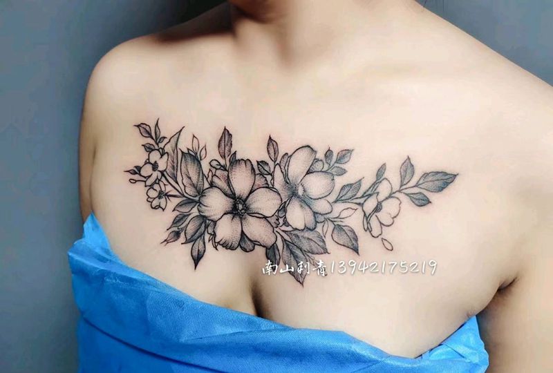 唯美素花纹身图片_胸部腹部点刺花体字素花纹身图案