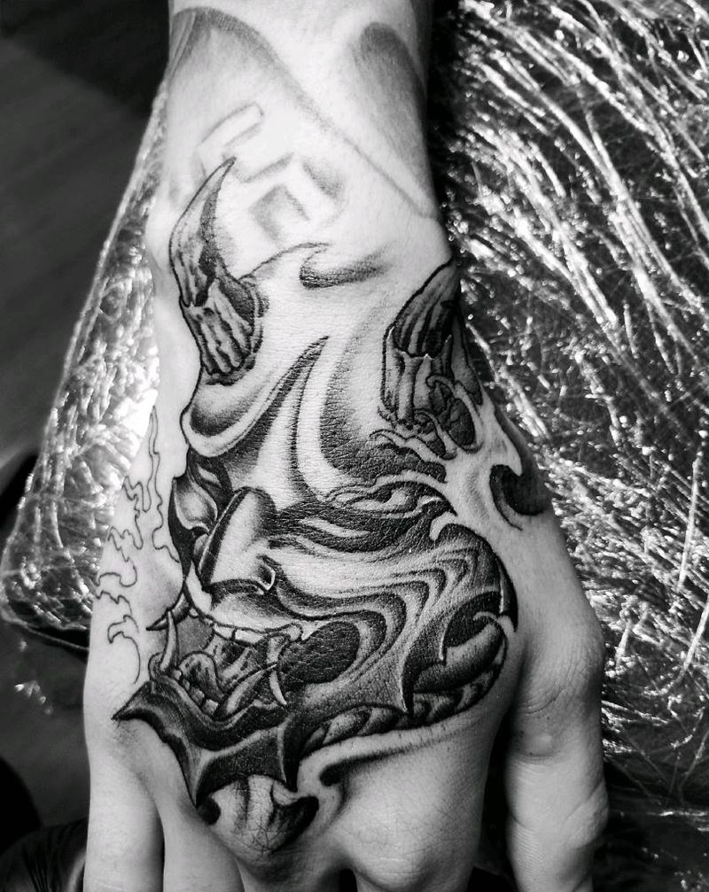 般若纹身图片_手部新传统纹身图案