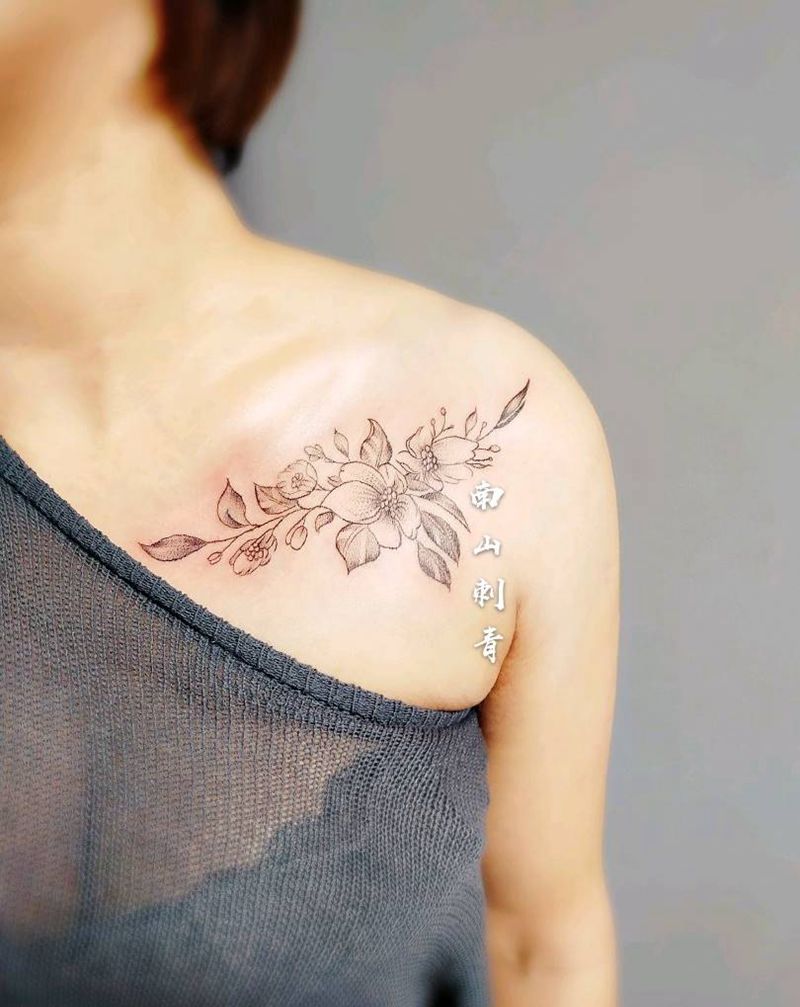 素花纹身图片_胸部颈部点刺花体字纹身图案