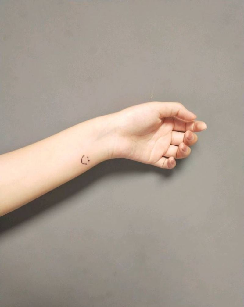 笑脸纹身图片_手臂手部几何图腾纹身图案