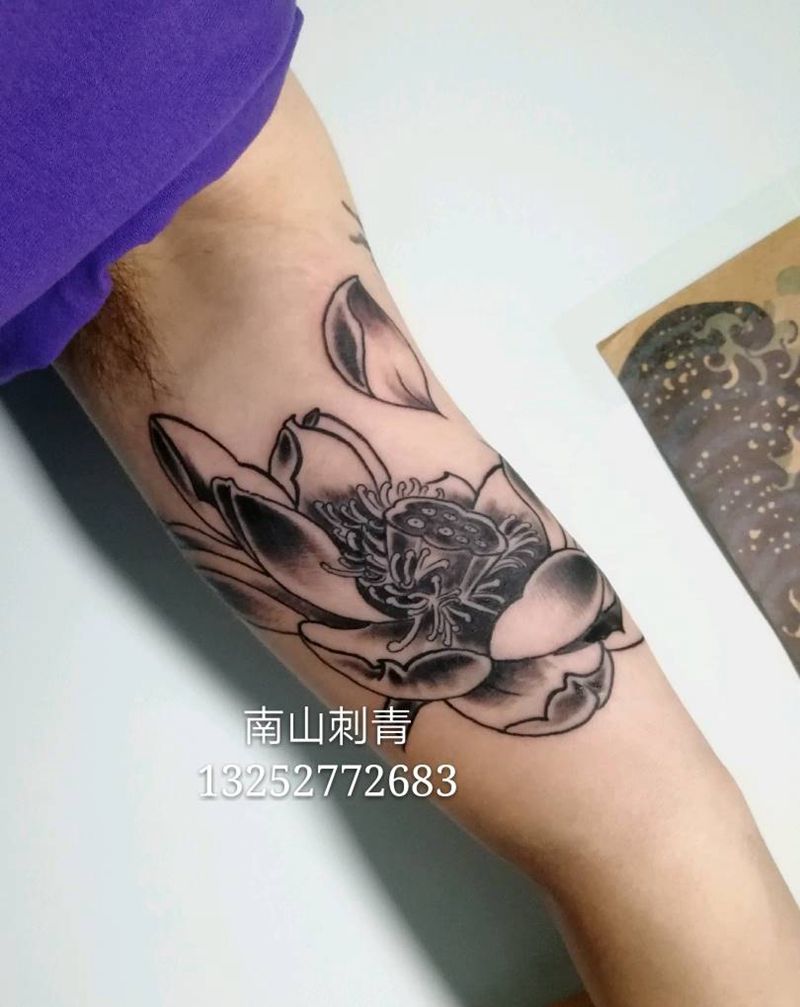 荷花纹身图片_手臂肩部老传统新传统纹身图案