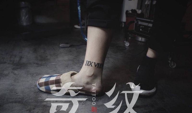 字母脚环纹身图片