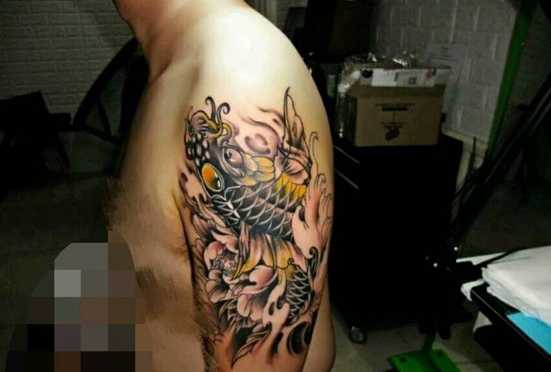 招财鲤鱼纹身图片_手臂新传统女师鲅鱼圈悦染馆纹身图案
