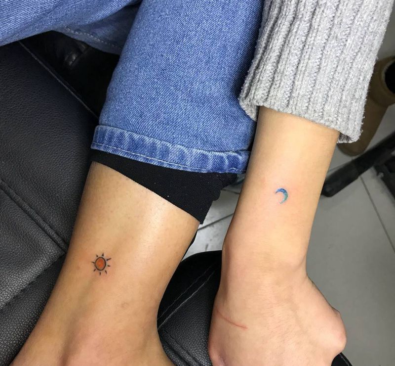太远月亮纹身图片