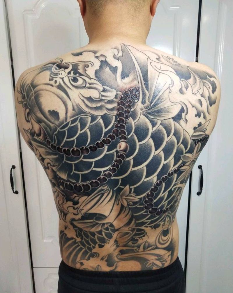 满背鲤鱼纹身图片_背部纹身图案