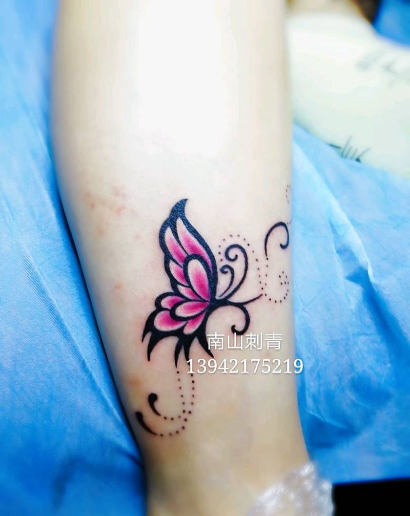 蝴蝶纹身图片_手部脚部图腾新传统纹身图案