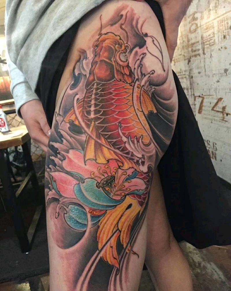 大腿彩色鲤鱼纹身图片
