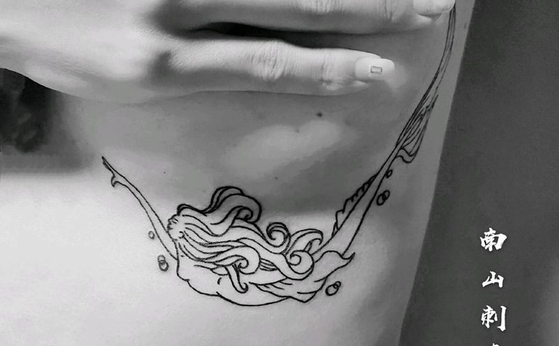 美人鱼纹身图片_胸部腹部几何图腾纹身图案