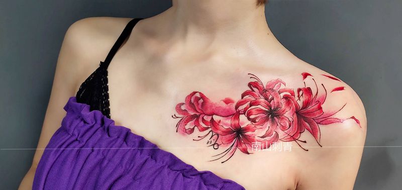 彼岸花纹身图片_胸部肩部纹身图案