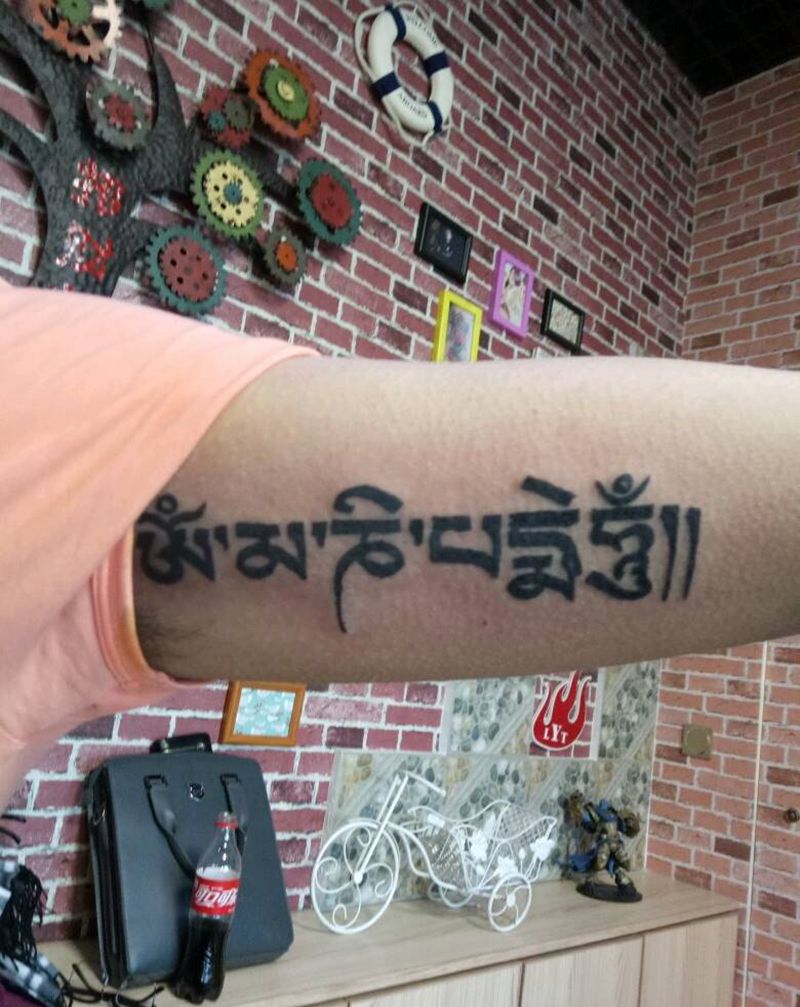 六字真言纹身图片_手臂清新字符成品纹身图案