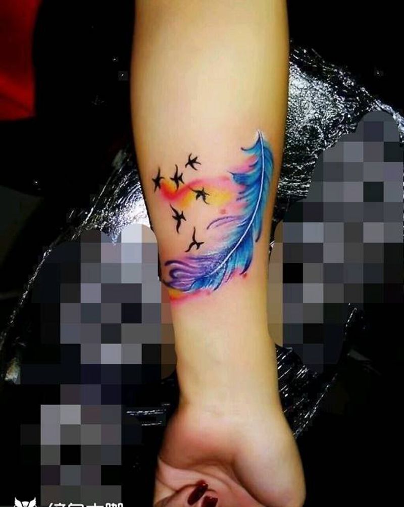 彩色羽毛纹身图片_手臂New School水彩女师鲅鱼圈悦染馆纹身图案