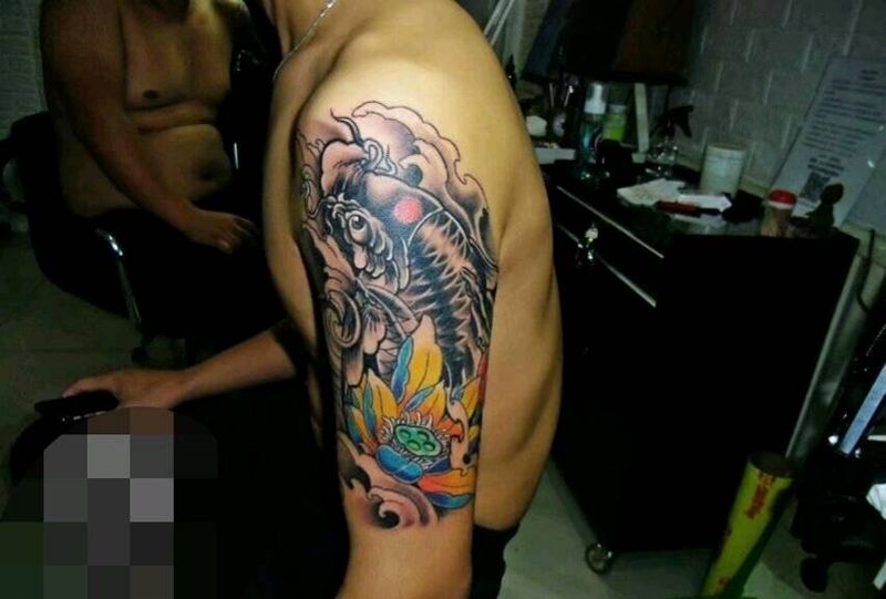 招财鲤鱼 半彩纹身图片_手臂新传统女师鲅鱼圈悦染馆纹身图案