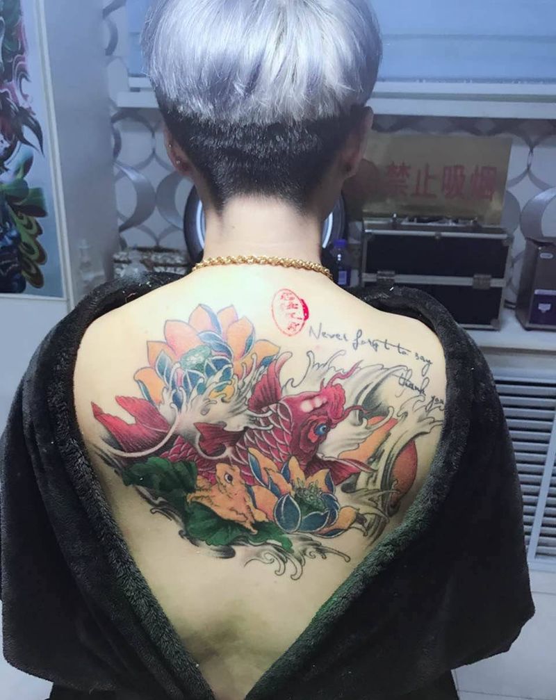 彩色锦鲤纹身图片