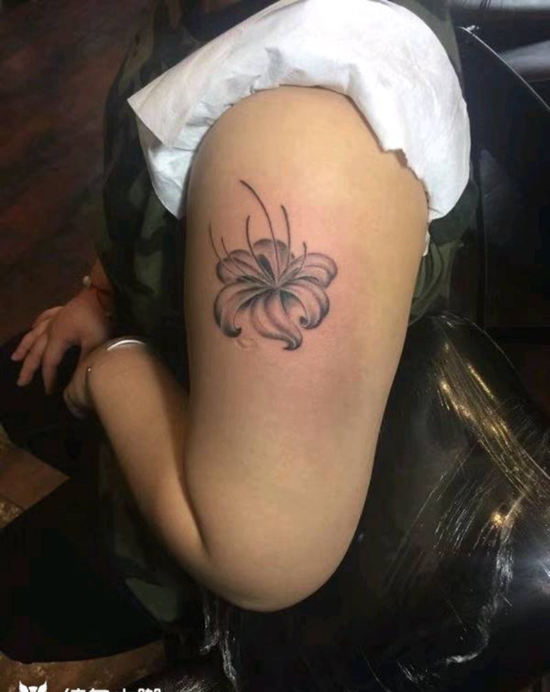 大臂花纹身图片