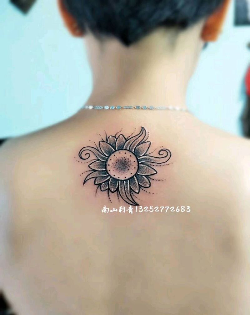 太阳纹身图片_背部臀部点刺Old School纹身图案