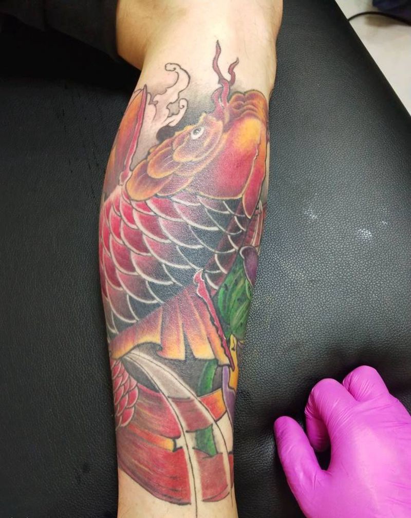 小腿鲤鱼纹身图片_腿部纹身图案