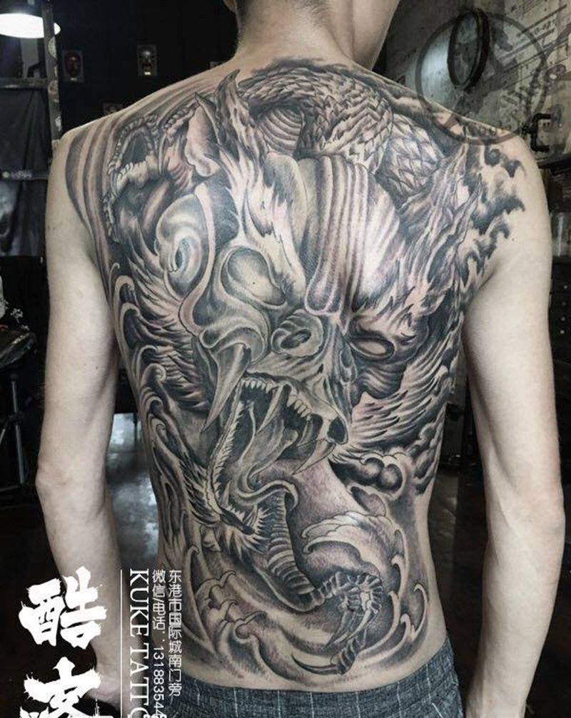 满背龙头纹身图片