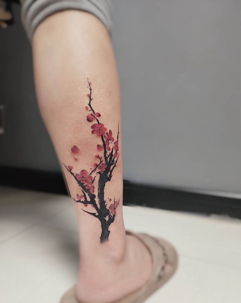 梅纹身图片_脚部腿部水墨老传统纹身图案