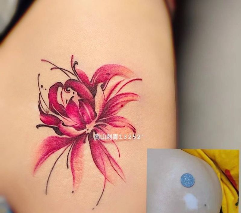 彼岸花纹身图片_腹部臀部水彩水墨纹身图案