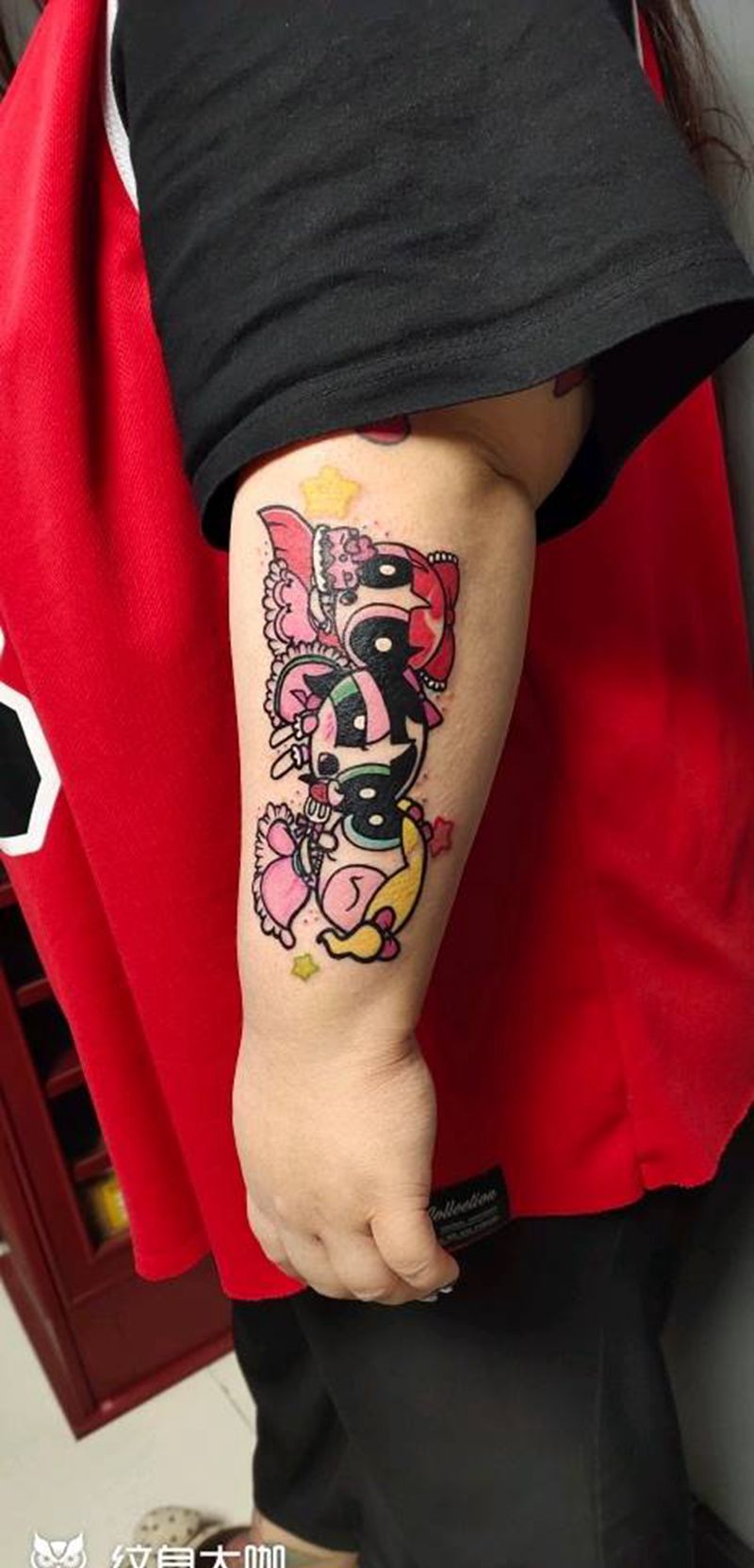 飞天小女警纹身图片_手部手臂水墨Old School纹身图案