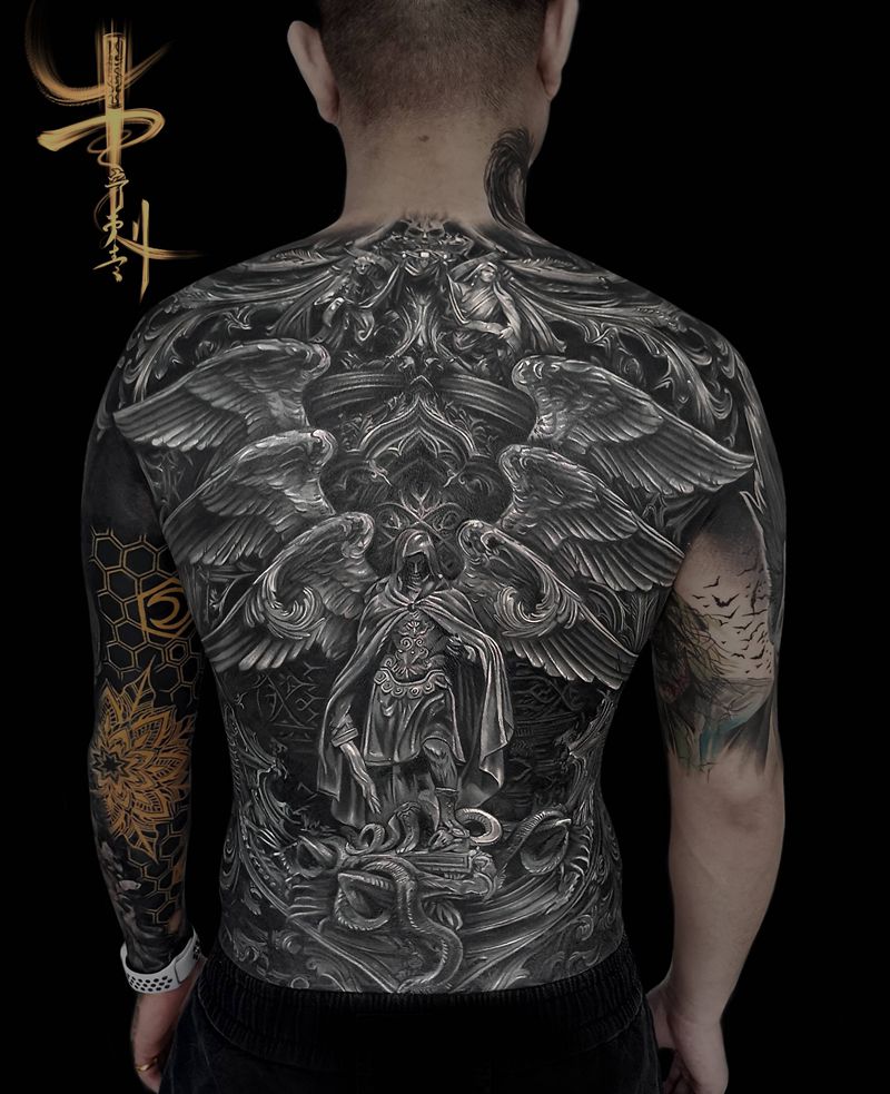 满背遮盖纹身图片_背部欧美写实满背遮盖鱼纹身图案